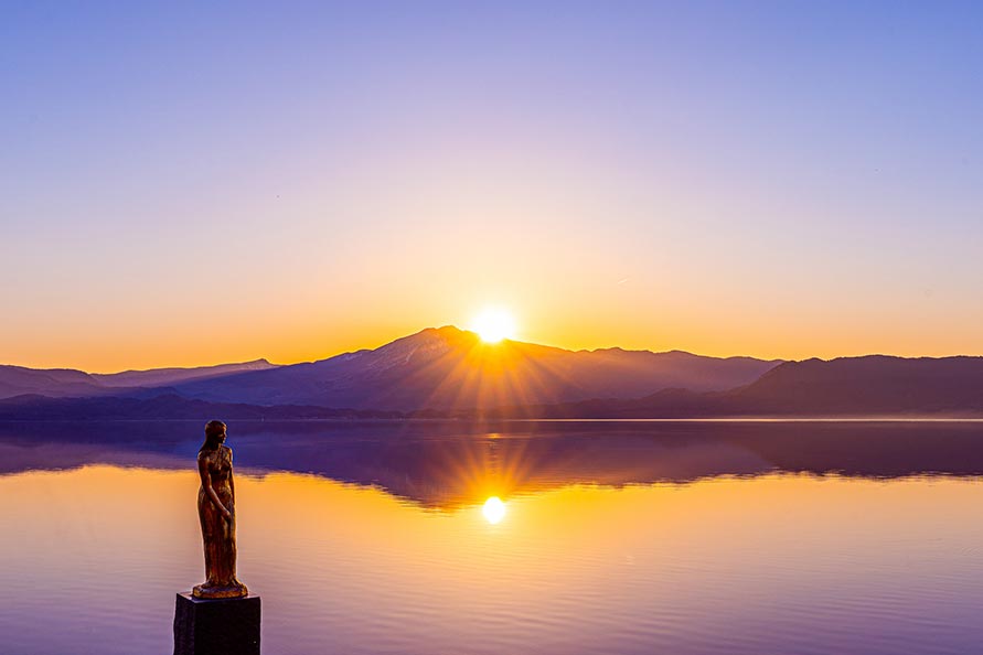 早朝の田沢湖と辰子像
