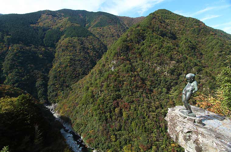 祖谷渓の絶景を一望できる場所にいる小便小僧像
