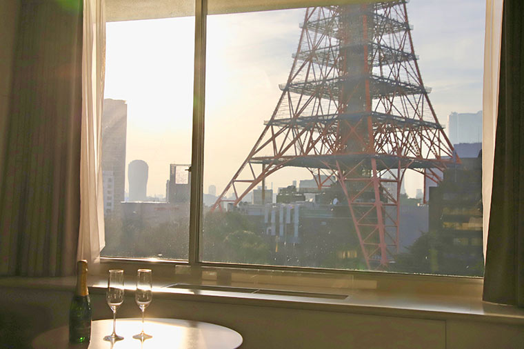 夕日を浴びて輝いて見える東京タワー