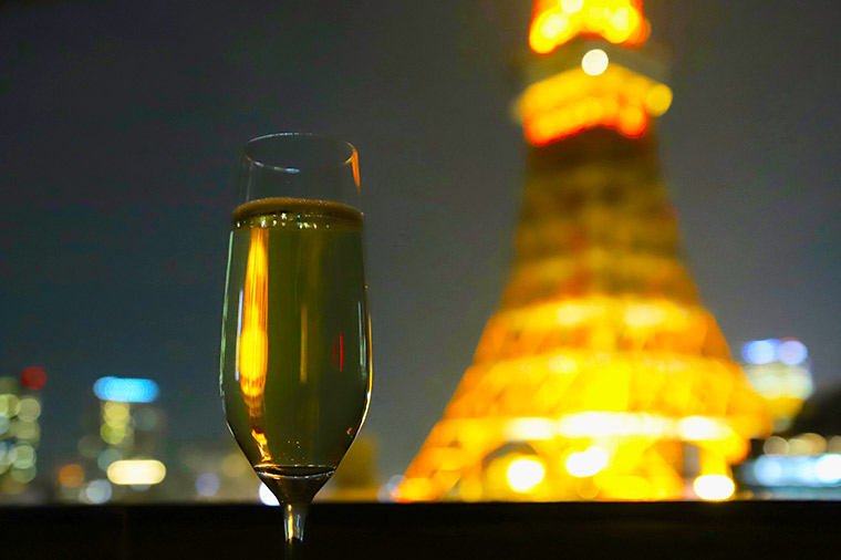 手元のシャンパンにも東京タワーが溶け込む