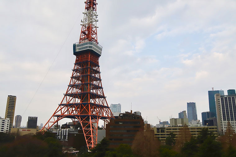 朝もやで淡く浮かび上がる東京タワー