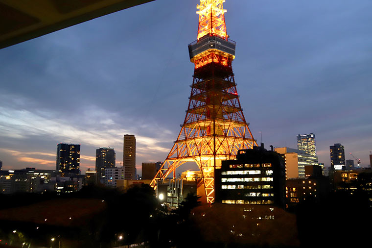 夕暮れ時のライトアップが点灯する前後の東京タワーが一番美しいという