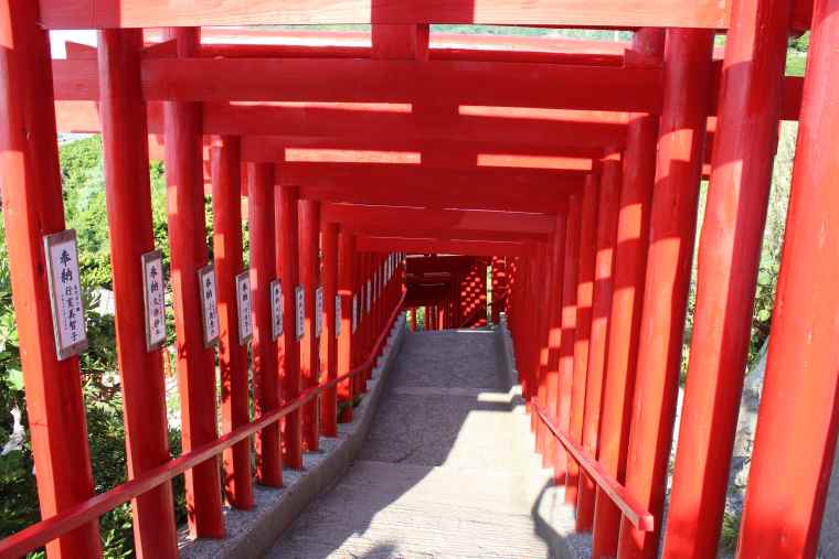 123基もの鳥居が連なる元乃隅神社