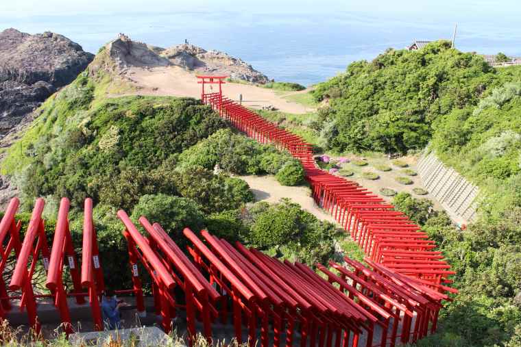朱色の鳥居と青い日本海が映える元乃隅神社の絶景