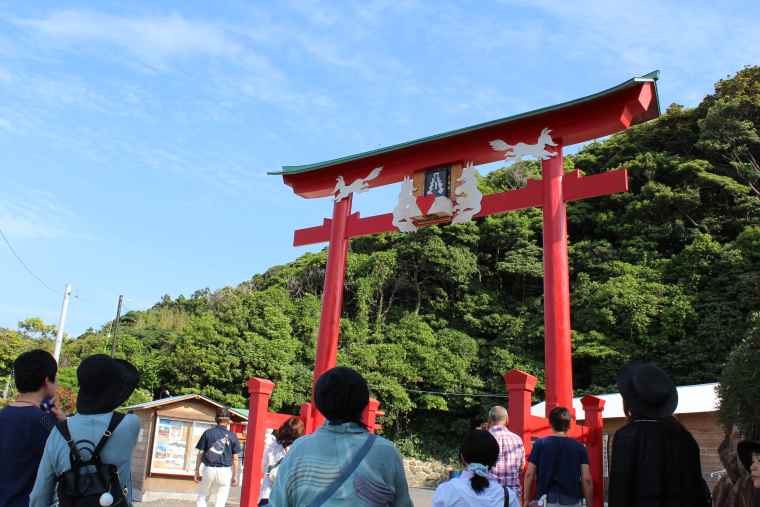 元乃隅神社の日本一入れるのが難しいお賽銭箱