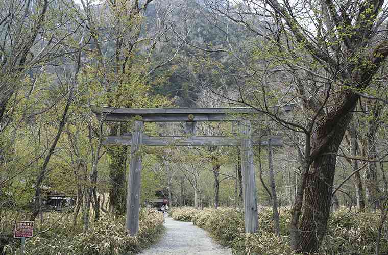 穂高神社奥宮の境内にある明神池