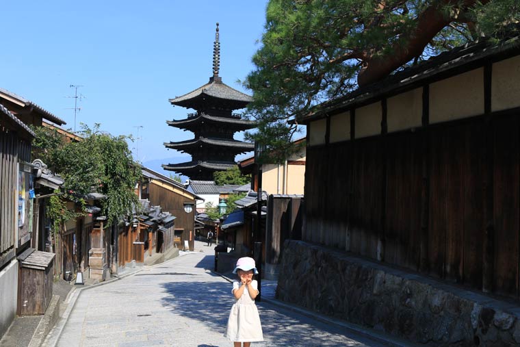 京都らしい通りの背景に八坂の塔