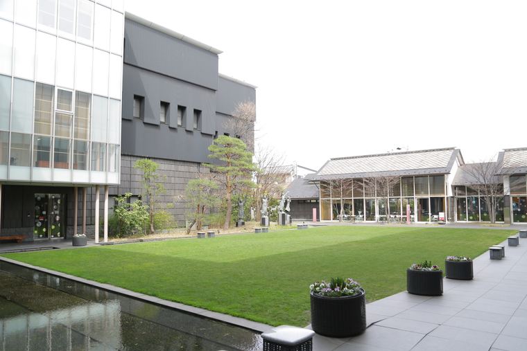 松本美術館の芝生の広場