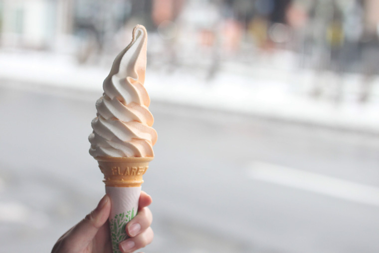 北海道のミルクとメロンの二つの味が楽しめるソフトクリーム