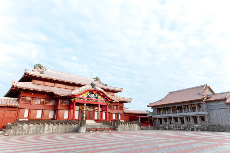 日本と中国、琉球の建築様式を取り入れた木造建築物