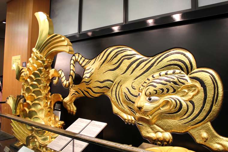 大阪城の博物館にある壁面を彩る「伏虎」