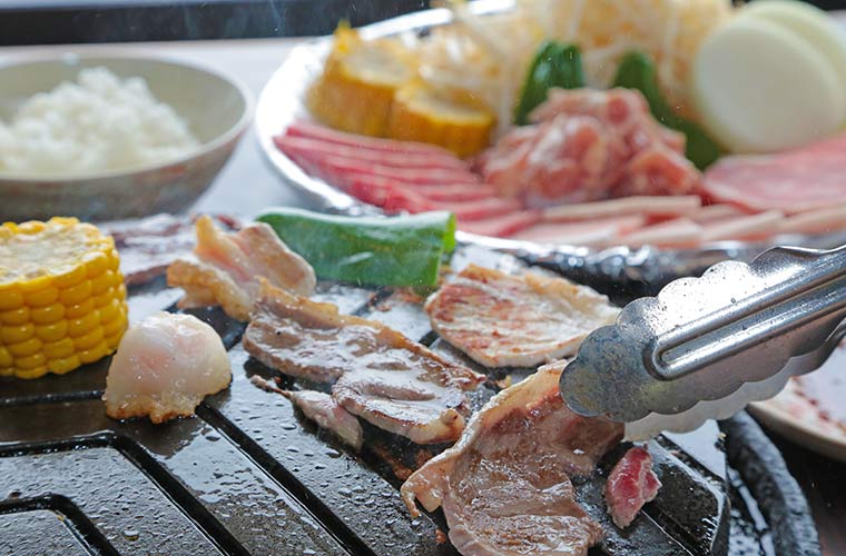 ラム肉、牛肉、豚ロース、鶏肉、野菜を鉄板で焼く「The・ジンギスカンランチ」