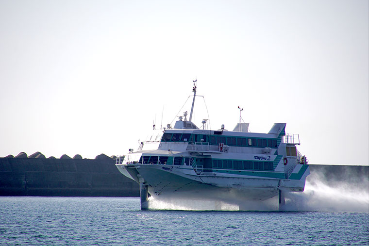 鹿児島から種子島へ向かう高速船