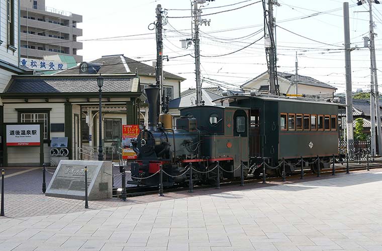 松山市内から道後温泉へ走る坊っちゃん列車