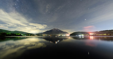 山中湖から真夏の星空と富士山