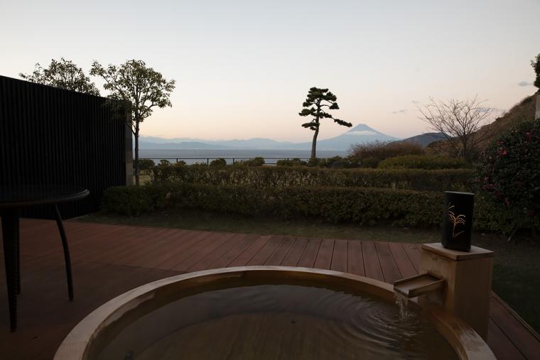 富岳群青　客室から望む富士山