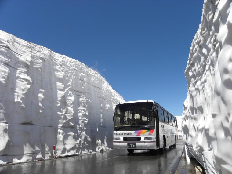 高さ約10mもの雪の狭間を走る乗鞍岳春山バス