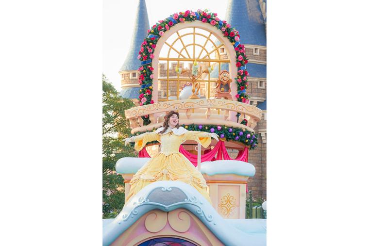 東京ディズニーランド クリスマスストーリーズ ベルがクリスマスのご挨拶をするシーン