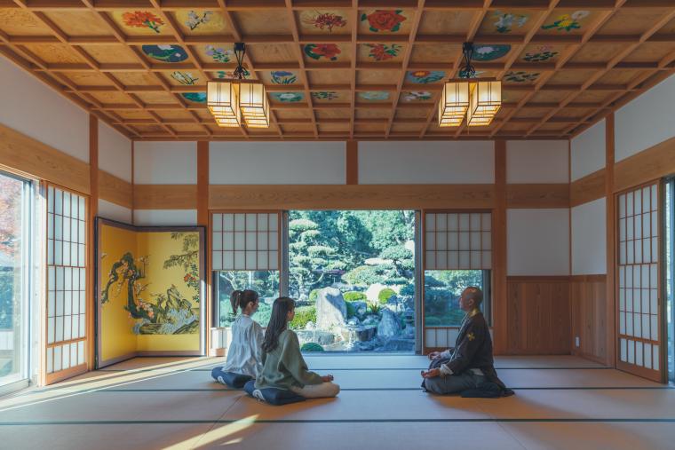 瞑想につなげる呼吸法を体験できる「不動山 青隆寺」。そのほかに、自然に囲まれた日本庭園での散策や、カフェで僧侶がつくるメニューを楽しめます