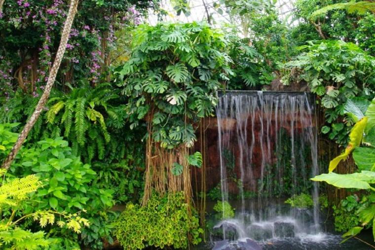 夢の島熱帯植物館ドーム内の滝