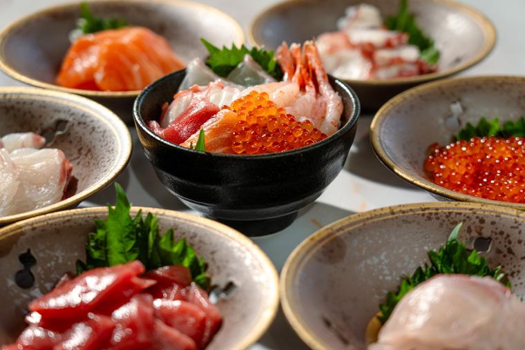 和食と洋食が並ぶ朝食ビュッフェは海鮮メニューも豊富