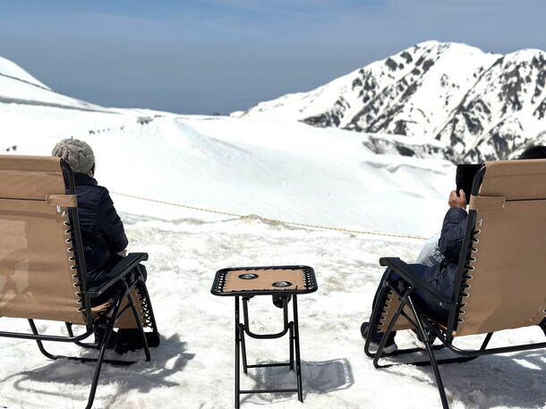 立山連峰を眺めながら休憩できる有料の「立山ユキテラス」