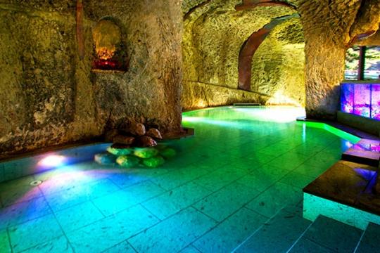 洞窟風呂の宿　百楽荘