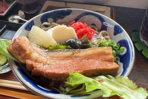 全粒粉入り自家製麺の沖縄そばと地魚料理「上原そば」（名護市） 