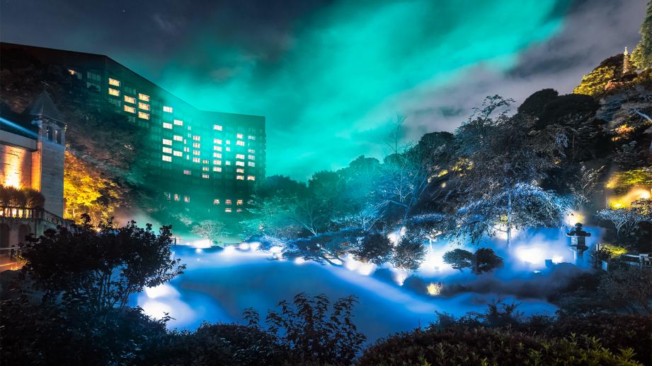 「ホテル椿山荘東京」の庭園に「森のオーロラ」が出現