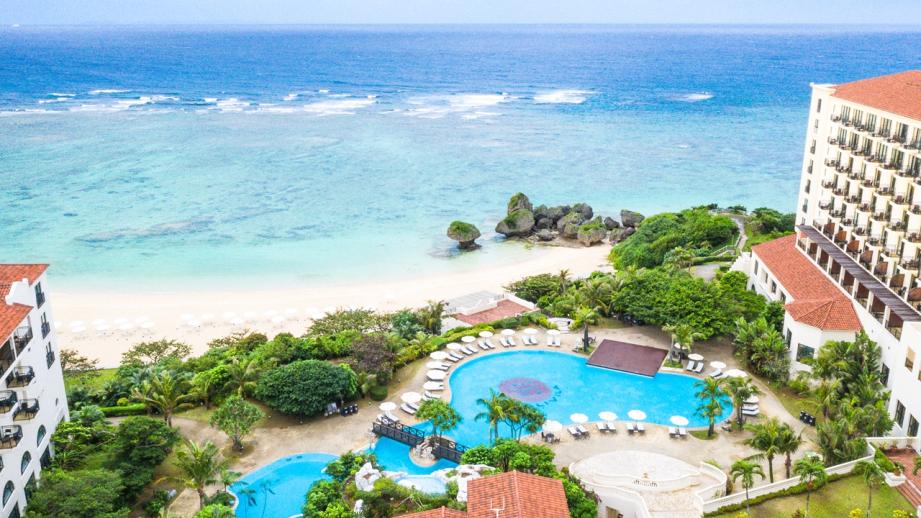 沖縄本島中部の西海岸沿いに位置する「ホテル日航アリビラ」
