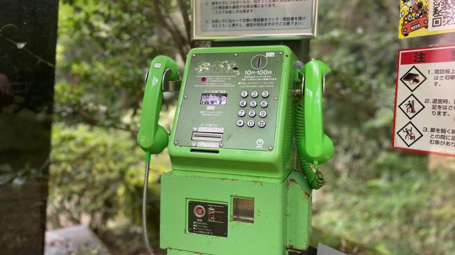 「何かがおかしい…」山の中で見つけた受話器が２つある公衆電話。｜島根県津和野町  