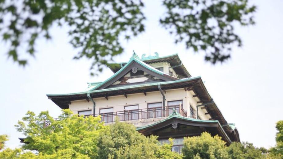 レトロモダンな建築を感じながら、ホテル伝統の味を。竹島が目の前に広がる「蒲郡クラシックホテル」