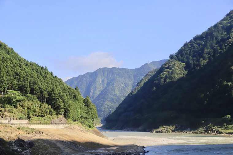 熊野エリアを縦断するように流れる熊野川
