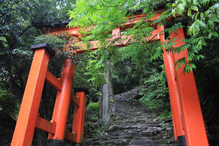 神倉神社の急階段と鳥居