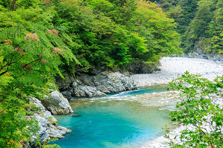 絶景の渓谷 渓流30選 日本の美しい川で夏の行楽や秋の紅葉狩りを楽しもう 楽天トラベル