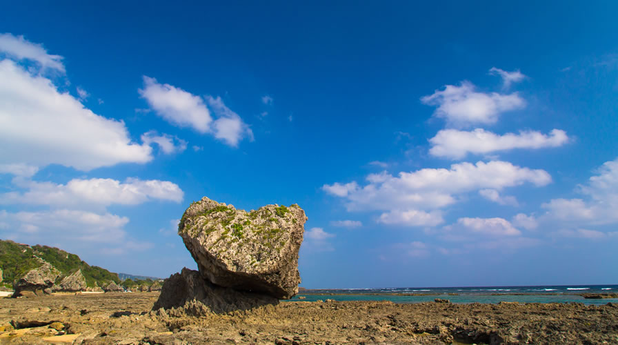 八重瀬町 具志頭（グシチャン）浜のハート岩