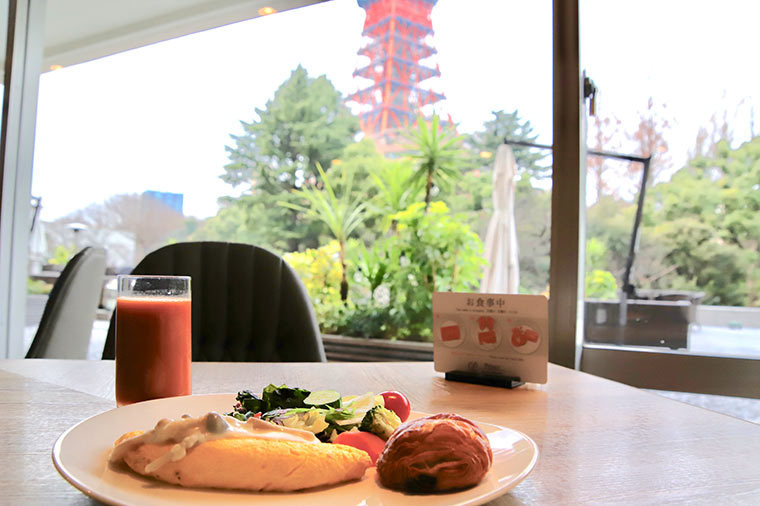 窓際の席に座れば東京タワーと再会できる