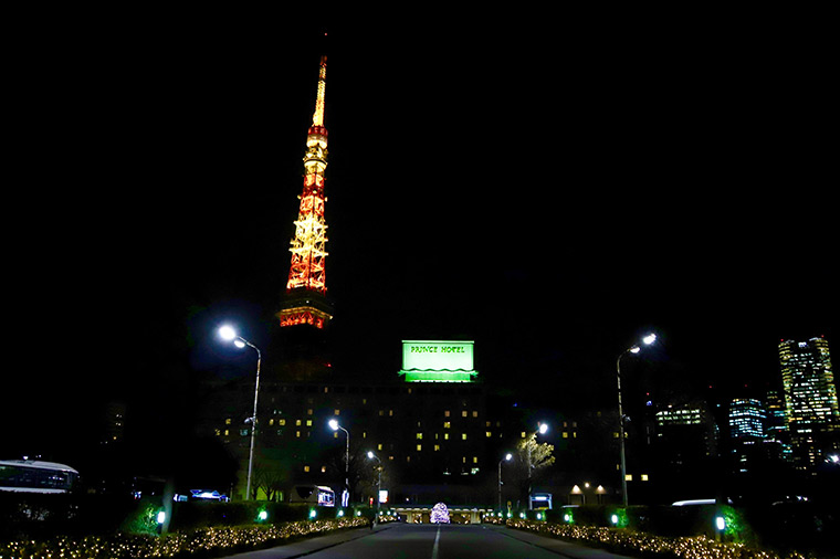 寄り添うように建つ東京タワーと東京プリンスホテル