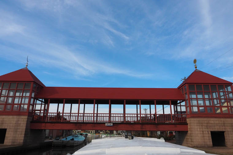 赤い切妻屋根の東橋