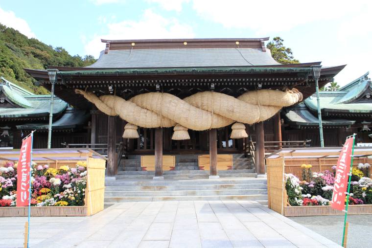 宮地嶽神社拝殿のシンボルである大注連縄
