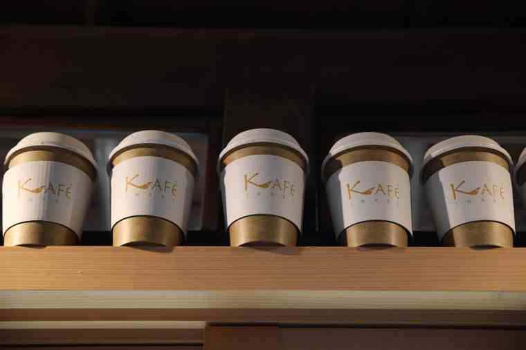KAFE INARIのカップにはキツネのしっぽがデザイン