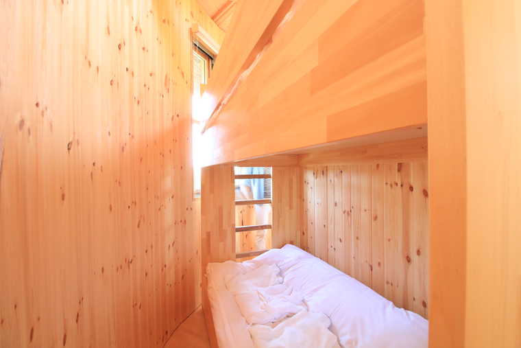 星のコクーンの寝室にある2段ベッド