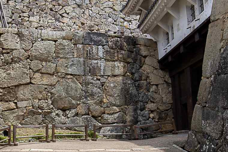 姫路城の通称・人面石とも呼ばれる「鏡石」