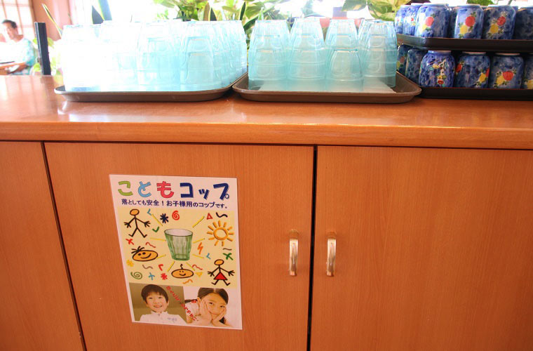子ども用のプラスチックコップが用意されている