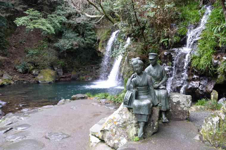 初景滝の前の像