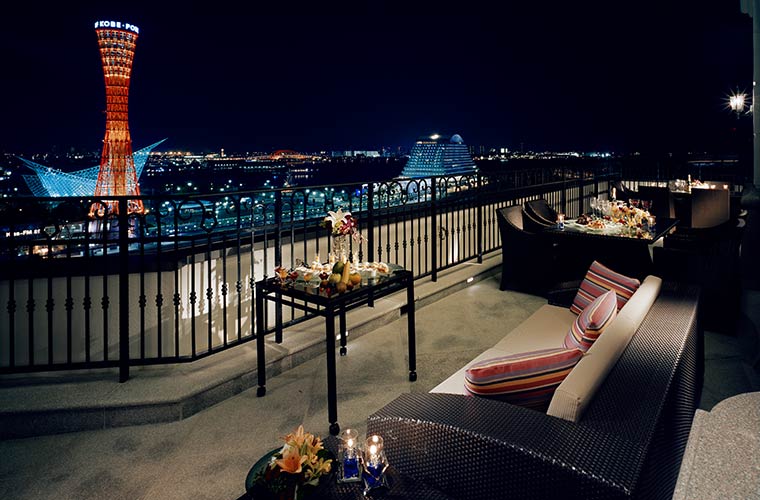 ホテル ラ・スイート神戸ハーバーランドの客室から望む神戸の夜景