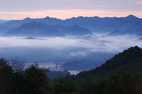 見晴台から大斎原を一望。ゴールはすぐそこ。©熊野本宮観光協会　