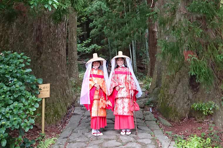 平安衣装で大門坂の夫婦杉で記念撮影