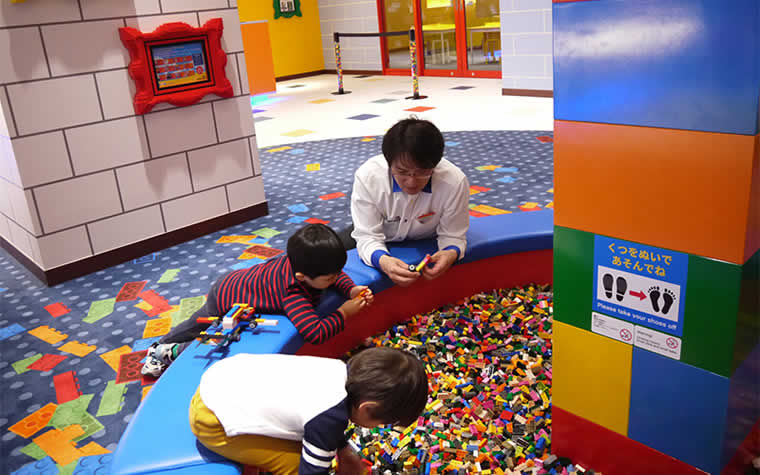 レゴブロックの遊びはではスタッフの方が子どもと一緒に遊んでくれる