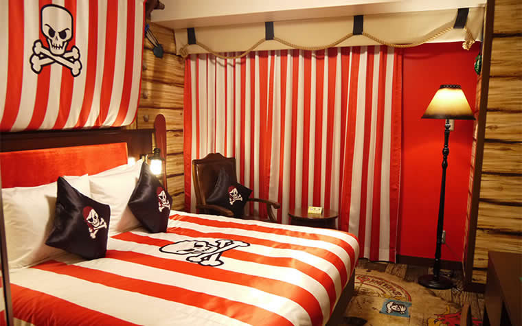 海賊船の旗をイメージしたベッド